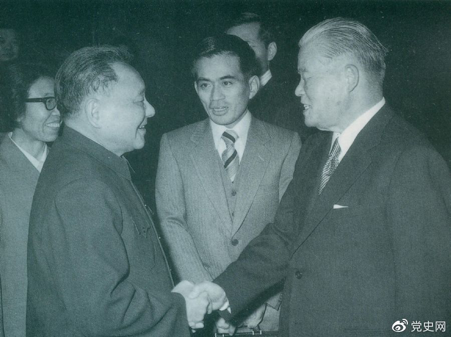 说明: 1979年12月6日，邓小平会见日本首相大平正芳。