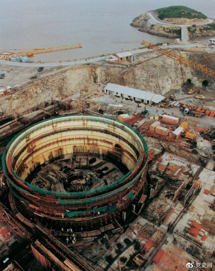 说明: 1991年12月15日，中国第一座自行设计、自行建造的核电站——秦山核电站并网发电。图为建设中的秦山核电站。
