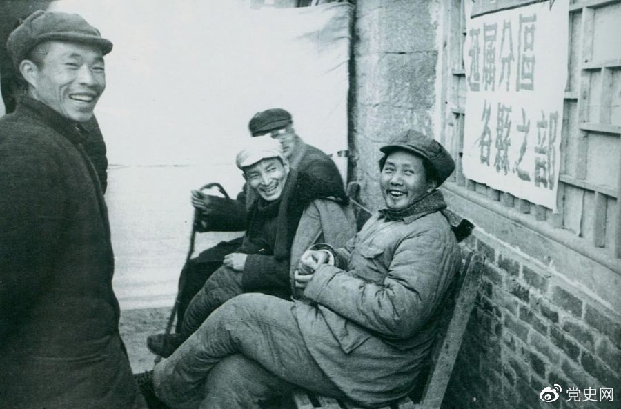 说明: 1943年12月，毛泽东和陈云、林伯渠参观陕甘宁边区第三届生产展览会。