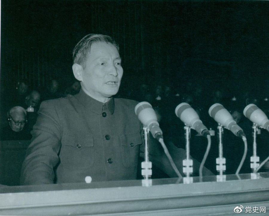 说明: 1956年12月，陈云在中华工商业联合会第二届会员代表大会上作报告。